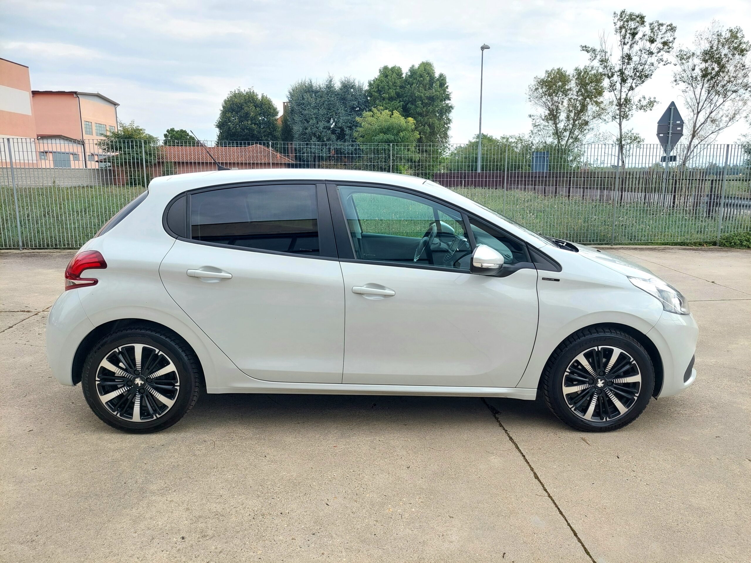 PEUGEOT 208 1.2 Pure Tech Signature 5p – 2019